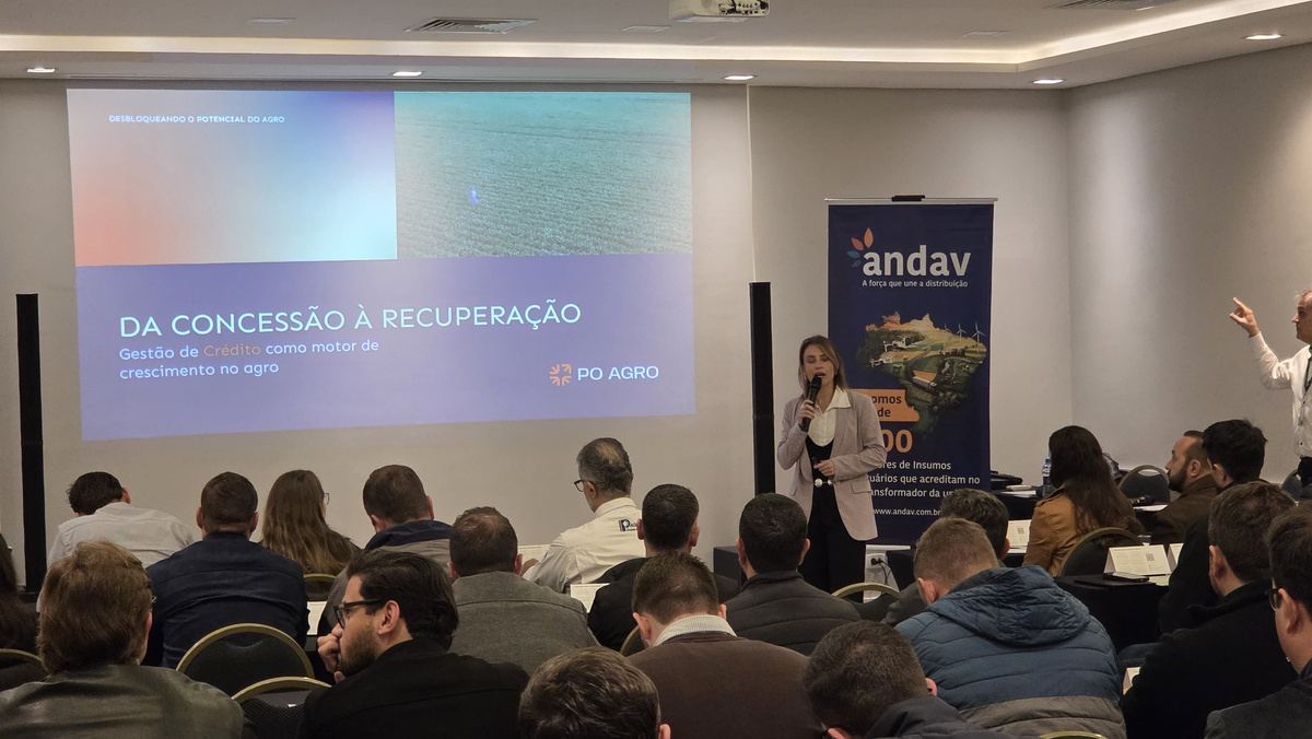 Palestra Da concessão à recuperação, com plateia e banner da Andav
